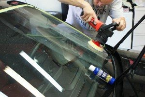 Как полировать лобовое стекло автомобиля