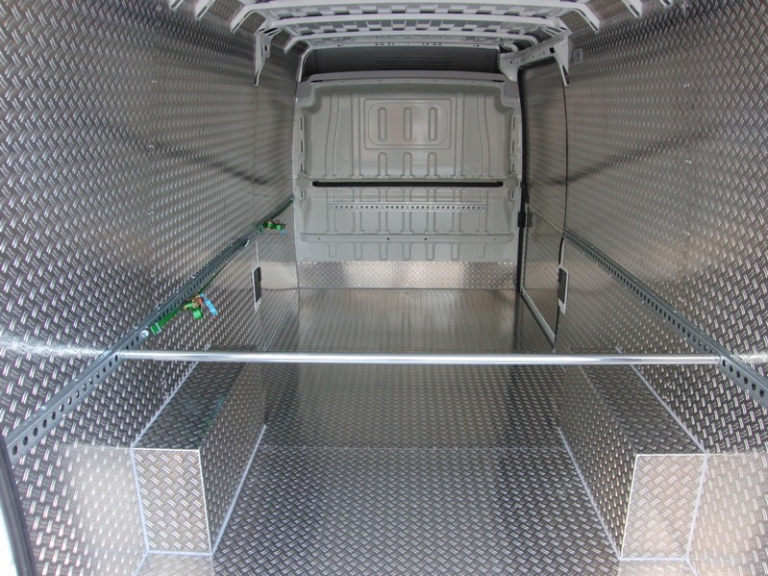 Кузов алюминиевый: обшивка деталей, крышки, пола листом l200